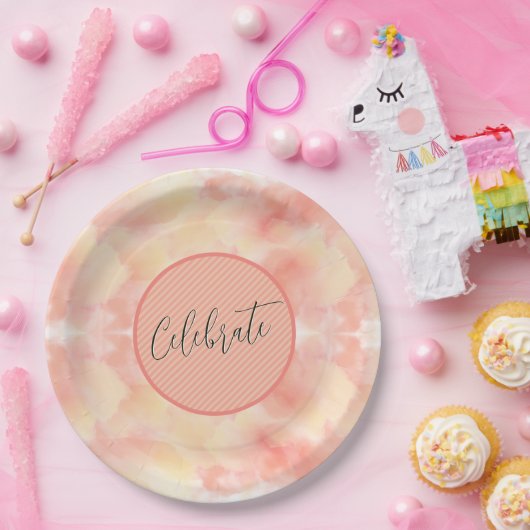 Modernes Coral Peach Elegante Script Celebrate Pappteller (Party)