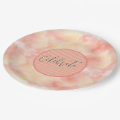 Modernes Coral Peach Elegante Script Celebrate Pappteller (Schrägansicht)