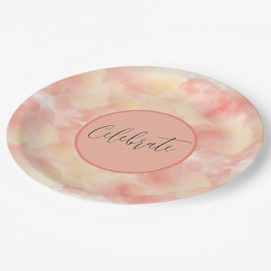 Modernes Coral Peach Elegante Script Celebrate Pappteller (Schrägansicht)