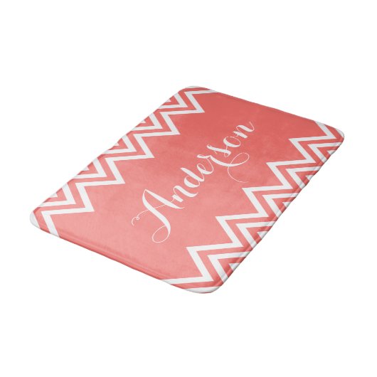 Modernes Coral Zickzack Custom Monogram Badematte (Schrägansicht)