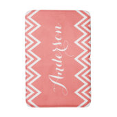 Modernes Coral Zickzack Custom Monogram Badematte (Vorderseite Vertikal)