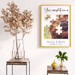 Modernes Couple Wedding Foto | Foto Puzzle Poster<br><div class="desc">Feiern Sie Liebe und Freude mit unserem wunderschönen Foto-Puzzle-Poster, ein perfektes Geschenk für ein liebevolles Ehepaar zu jedem Anlass. Dieses personalisierte Rätsel vereint wertvolle Momente für eine Verlobung, ein Brautparty, eine Hochzeit oder ein Jubiläum. Fügen Sie ein fantastisches Foto, die Namen des Paares und ein wichtiges Datum, um eine einzigartige...</div>