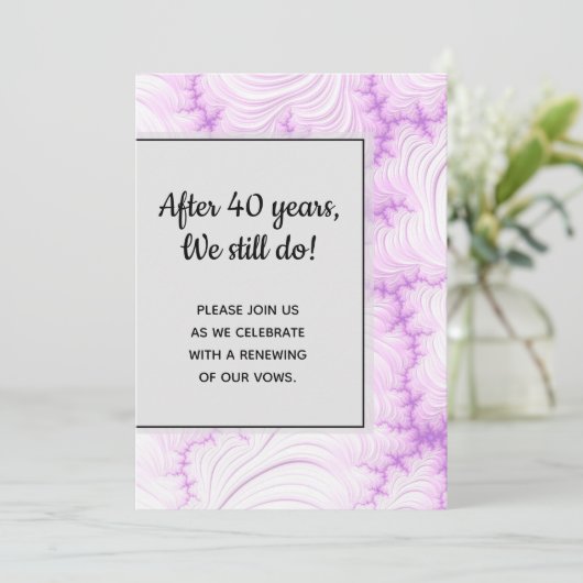 Modernes, cremefarbenes Fraktal (weiß und violett) Einladung (Stehend Vorderseite)