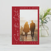 Modernes Crimson Red Script Typografy Foto Wedding Save The Date (Stehend Vorderseite)