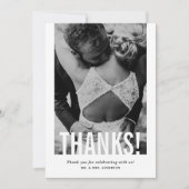 Modernes Cutout Overlay Vertikales Foto Hochzeit Dankeskarte (Vorderseite)