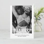 Modernes Cutout Overlay Vertikales Foto Hochzeit Dankeskarte (Stehend Vorderseite)