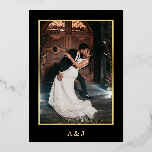 Modernes Date Foto & Monogram Frame Elegant Real Folieneinladung (Rückseite)