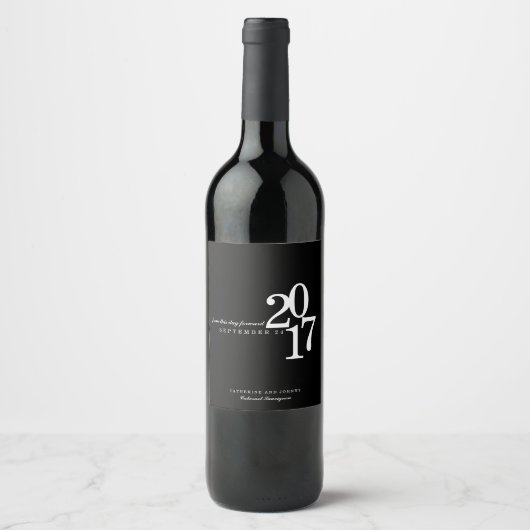 Modernes Datum der Hochzeit von Typografie Weinetikett (Vorderseite)