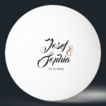 Modernes Datum für Personalisierte Gastgeschenk Ho Tischtennisball<br><div class="desc">Moderne Personalisierte Gastgeschenk Hochzeit Doppelname Datum Ping Pong Ball.</div>