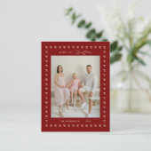 Modernes Deep Red Bow Pattern Family Foto Weihnach Postkarte (Stehend Vorderseite)
