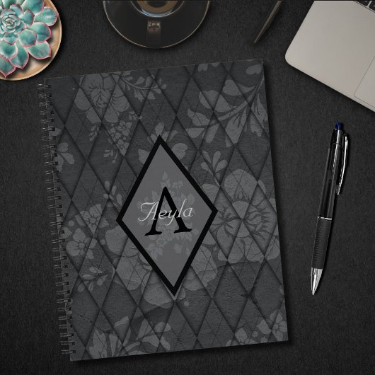 Modernes Design: Graue Blume mit Diamond Monogram Notizblock