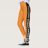Modernes Design l Schwarzweiß Text l Orange Leggings (Links)
