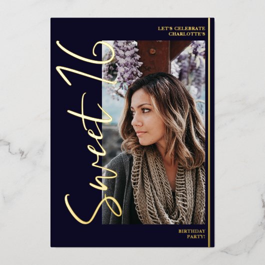 Modernes Drehbuch 4 Fotos schwarz Sweet 16 gold Folieneinladung (Vorderseite)