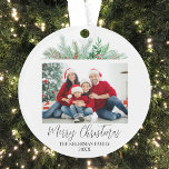 Modernes Drehbuch Frohe Weihnachtsfamilie Foto Ornament<br><div class="desc">Gönnen Sie sich ein personalisiertes Urlaubssornament in dieser Saison, anstatt einer traditionellen Karte, mit Ihrem eigenen Foto, Hochzeitsbild oder Haustier-Foto, um einen sinnvollen Sake zu schaffen. Dieses Ornament zeigt "Frohe Weihnachten" in eleganter Schrift, zusammen mit Ihrem Familiennamen und dem Jahr. Grün, immergrüne Äste und rote, heilige Beeren sorgen für eine...</div>