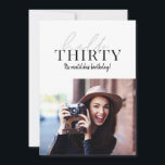 Modernes Drehbuch & geometrisches 30. Foto<br><div class="desc">Modernes Drehbuch & geometrisches 30. Geburtstag Foto laden ein. Die Farbe des geometrischen Hintergrundmusters kann geändert werden.</div>