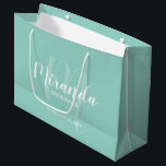 Modernes Drehbuch Personalisiert Bridesmaid MinGre Große Geschenktüte<br><div class="desc">Personalisierte Bridesmaids Geschenktasche mit dem personalisierten Namen der Brautjungfrau in weißem,  modernem Drehbuch-Schriftart-Stil und Monogramm in hellgrün,  modernem Drehbuch-Schriftart-Stil als Hintergrund mit Titel und Hochzeitstermin in weißem,  modernem Sans Serif Schriftart Stil auf mint grünem Hintergrund. Auch perfekt für Trauzeugin,  Blume Mädchen,  Mutter der Braut und mehr.</div>