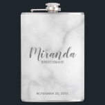 Modernes Drehbuch Personalisiert Bridesmaid-Name Flachmann<br><div class="desc">Fügen Sie Ihrer Hochzeit eine persönliche Touch mit einer personalisierten Bräunungsflasche hinzu. Dieser Kolben zeigt den personalisierten Namen einer Brautjungfrau in einem modernen,  grauen Schriftart-Stil mit dem Titel und dem Hochzeitstag in grauem,  modernem Sans Serif Schriftart auf weißem Marmorboden. Auch perfekt für Trauzeugin,  Mutter der Braut und mehr.</div>