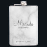 Modernes Drehbuch Personalisiert Bridesmaid-Name Flachmann<br><div class="desc">Fügen Sie Ihrer Hochzeit eine persönliche Touch mit einer personalisierten Bräunungsflasche hinzu. Dieser Kolben zeigt den personalisierten Namen einer Brautjungfrau in einem modernen,  grauen Schriftart-Stil mit dem Titel und dem Hochzeitstag in grauem,  modernem Sans Serif Schriftart auf weißem Marmorboden. Auch perfekt für Trauzeugin,  Mutter der Braut und mehr.</div>