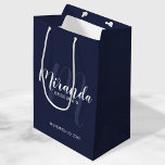 Modernes Drehbuch Personalisierte Bridesmaier Navy Mittlere Geschenktüte<br><div class="desc">Personalisierte Bridesmaids Geschenktasche mit dem personalisierten Namen der Brautjungfrau in weißem,  modernem Drehbuch-Schriftart-Stil und Monogramm in hellblau modernen Drehbuch-Schriftart-Stil als Hintergrund mit Titel und Hochzeitsdatum in weiß modernen Sans Serif Schriftart Stil auf marinebasischem Hintergrund. Auch perfekt für Trauzeuge,  Trauzeuge,  Ringträger,  Brautvater,  Trauzeugin,  Blume Mädchen,  Brautmutter und vieles mehr.</div>