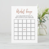 Modernes Drehbuch| Rose Gold Brautparty Bingo Game Einladung (Stehend Vorderseite)