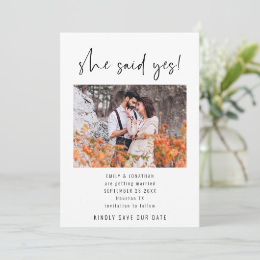 Modernes Drehbuch Sie sagte Yes Foto Save The Date (Stehend Vorderseite)