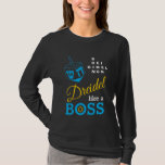 Modernes Dreidel wie ein Boss Hanukkah T-Shirt<br><div class="desc">Modernes, stilvolles DREIDEL WIE EIN BOSS Hanukkah Long-Sleeved T - Shirt. Das Design zeigt einen zyanblau dreidel und blau, gelb und weiß Typografie. In der rechten oberen Ecke können Sie die Namen der vier dreidimensionalen Seiten in einem Wortpuzzle-Format lesen (HEI kann bei Bedarf in HEY oder HAY geändert werden). In...</div>