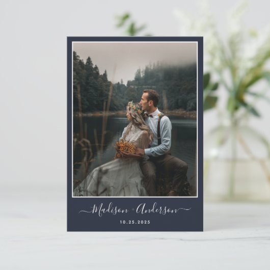 Modernes Dunkelblau mit zwei Fotos Hochzeit Dankeskarte (Stehend Vorderseite)