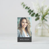 Modernes dunkelgrau-minimalistisches Foto vertikal Visitenkarte (Stehend Vorderseite)