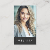 Modernes dunkelgrau-minimalistisches Foto vertikal Visitenkarte (Vorderseite)