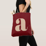 Modernes dunkelrotes Retro Monogramm Tasche<br><div class="desc">Eine kühle und stilvolle Totentasche mit tiefkirschrotem bordeauxrotem Hintergrund mit einem großen beigen Kleinbuchstaben in moderner Typografie. Ideal für den Alltag,  Einkauf,  Arbeit oder als Statement-Accessoire. Dieses zeitgenössische Design verbindet Minimalismus mit einer Retro-inspirierten Ästhetik und ist somit ein ideales Geschenk für Typografen und Trendsetter.</div>