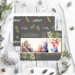 Modernes dunkles Grau Frohe Weihnachtskrippe Pine  Folien Feiertagskarte<br><div class="desc">Suchen Sie eine einzigartige Urlaubskarte, die sich wirklich auszeichnet? Karo aus unserer modernen dunkelgrauen Weihnachtskrippe Pine Foto Gold Foil Holiday Card! Diese schöne Karte zeigt drei Ihrer Lieblings-Fotos in einem goldenen Rahmen, betont durch festliche Wintermotive in Rot, Grün und Goldfolie. Die Typografie aus Gold-Folie mit handgeschriebenen Schriftzeichen rundet das Aussehen...</div>