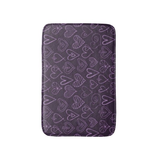 Modernes dunkles Lila Herzmuster Badematte (Vorderseite Vertikal)