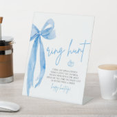 Modernes Dusty Blue Bow Ring Hunt Game Brautparty Sockelschild (In SItu)