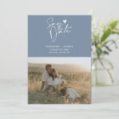 Modernes Dusty Blue Calligraphy Script Foto Save The Date (Stehend Vorderseite)
