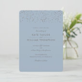 Modernes Dusty Blue Confetti Foto Hochzeit Einladung (Stehend Vorderseite)