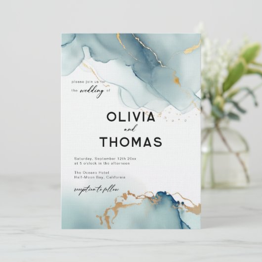 Modernes Dusty Blue Elegante Romantic Beach Weddin Einladung (Stehend Vorderseite)