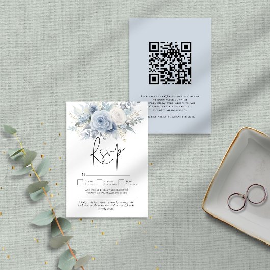 Modernes Dusty Blue Florals QR Code Wedding RSVP Karte