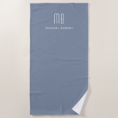 Modernes Dusty Blue Monogram Strandtuch (Vorderseite)