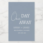Modernes Dusty Blue One Day Away Probe Dinner Weinetikett (Einzelnes Label)