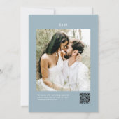 Modernes Dusty Blue QR Code Foto Hochzeit Einladung (Rückseite)