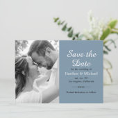 Modernes Dusty Blue Save the Date QR Code Wedding Einladung (Stehend Vorderseite)