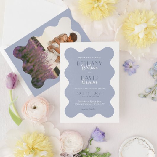 Modernes Dusty Blue Wave Scallop Foto Wedding Einladung