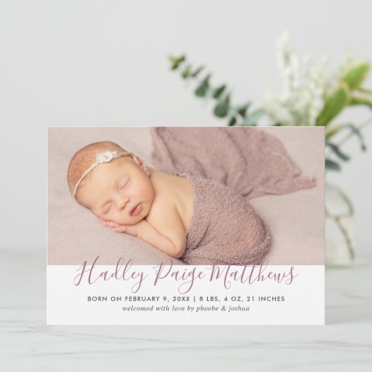 Modernes Dusty Rose Script Baby Girl Foto Birth Ankündigung (Stehend Vorderseite)