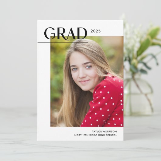 Modernes Editorial 2025 Grad 1-Foto Abschluss Einladung (Stehend Vorderseite)