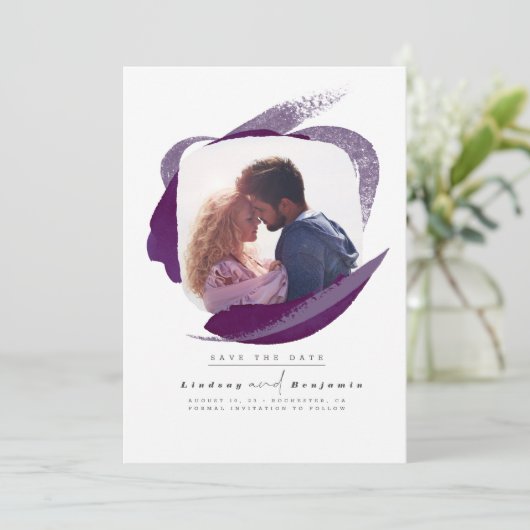 Modernes Eggplant Lila Save the Date Foto (Stehend Vorderseite)