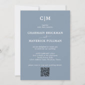 Modernes Einfach Dusty Blue Monogram QR Code Weddi Einladung (Vorderseite)