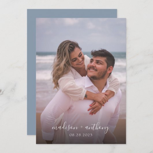 Modernes Einfaches Dusty Blue Script Foto Hochzeit Einladung (Vorne/Hinten)