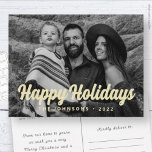 Modernes, einfaches, kursives Foto für die Begrüßu Feiertagspostkarte<br><div class="desc">Design besteht aus einer einfachen spielerischen,  kursiven Typografie. Fügen Sie den Namen,  das Jahr und die benutzerdefinierte Meldung Ihrer Familie hinzu. Abrufbar unter: http://www.zazzle.com/store/selectpartysupplies</div>