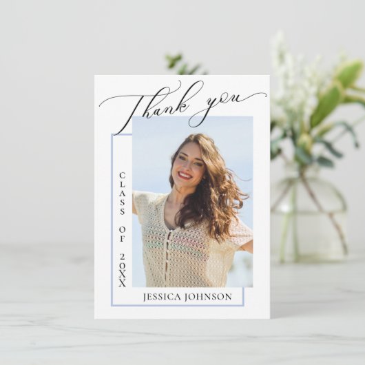 Modernes einfaches Minimalistisch Abschluss FOTO V Dankeskarte (Stehend Vorderseite)