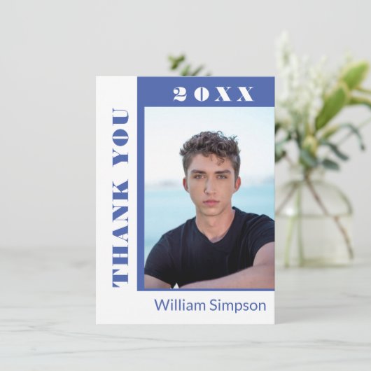 Modernes einfaches Minimalistisch Abschluss FOTO V Dankeskarte (Stehend Vorderseite)